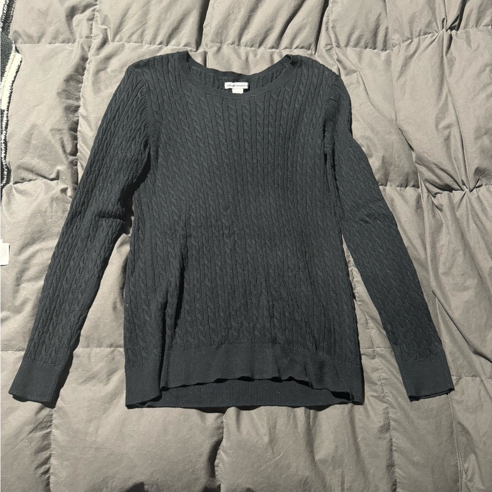 Cute cozy black sweater perfect for winter and fall! Size small